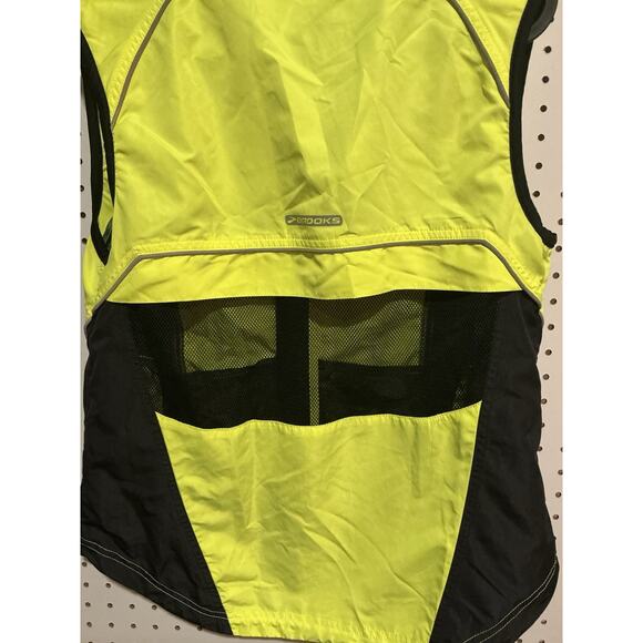 Brooks Running Womens Vest Size M Reflective Yellow Gently Used - Picture 3 of 6